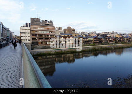 Pont sur la rivière à Kyoto avec les chemins le long des rives. Le Japon Banque D'Images