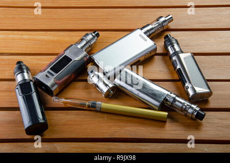 Vaping populaires appareils ecigarette mod.cigarette lectronique sur fond  de bois. vaporisateur e-cig ancien modle de priphrique Photo Stock -  Alamy
