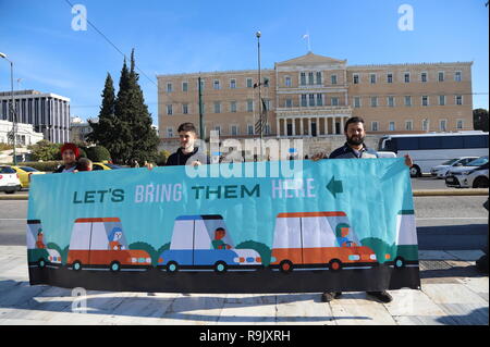 Athènes, Grèce. Le 24 décembre, 2018. Un convoi de Pays-bas d'un groupe d'activistes appelé 'vous permet de les amener ici' est arrivé à Athènes avec l'intention d'apporter certains réfugiés légalement à partir de la Grèce qu'ils sont liés à la Hollande avec l'aide d'un bus et quelques voitures. D'activistes affirment que l'Europe doit prendre des mesures pour aider à la crise des réfugiés. Crédit : George/Panagakis Pacific Press/Alamy Live News Banque D'Images