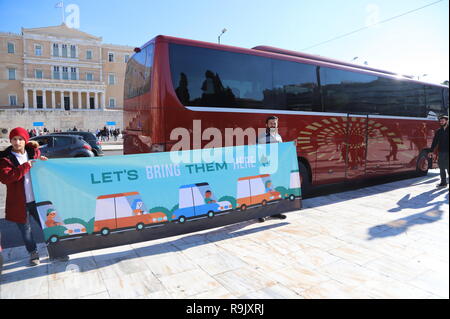 Athènes, Grèce. Le 24 décembre, 2018. Un convoi de Pays-bas d'un groupe d'activistes appelé 'vous permet de les amener ici' est arrivé à Athènes avec l'intention d'apporter certains réfugiés légalement à partir de la Grèce qu'ils sont liés à la Hollande avec l'aide d'un bus et quelques voitures. D'activistes affirment que l'Europe doit prendre des mesures pour aider à la crise des réfugiés. Crédit : George/Panagakis Pacific Press/Alamy Live News Banque D'Images