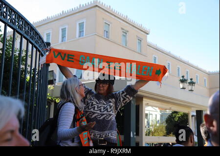 Athènes, Grèce. Le 24 décembre, 2018. Un convoi de Pays-bas d'un groupe d'activistes appelé 'vous permet de les amener ici' est arrivé à Athènes avec l'intention d'apporter certains réfugiés légalement à partir de la Grèce qu'ils sont liés à la Hollande avec l'aide d'un bus et quelques voitures. D'activistes affirment que l'Europe doit prendre des mesures pour aider à la crise des réfugiés. Crédit : George/Panagakis Pacific Press/Alamy Live News Banque D'Images