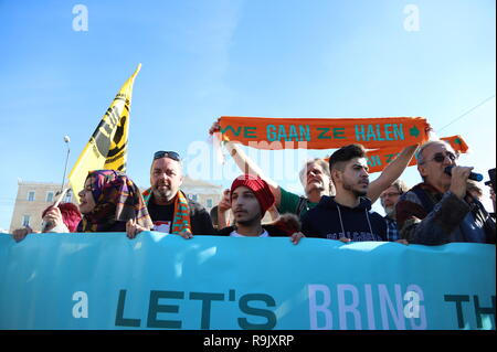 Athènes, Grèce. Le 24 décembre, 2018. Un convoi de Pays-bas d'un groupe d'activistes appelé 'vous permet de les amener ici' est arrivé à Athènes avec l'intention d'apporter certains réfugiés légalement à partir de la Grèce qu'ils sont liés à la Hollande avec l'aide d'un bus et quelques voitures. D'activistes affirment que l'Europe doit prendre des mesures pour aider à la crise des réfugiés. Crédit : George/Panagakis Pacific Press/Alamy Live News Banque D'Images