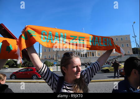 Athènes, Grèce. Le 24 décembre, 2018. Un convoi de Pays-bas d'un groupe d'activistes appelé 'vous permet de les amener ici' est arrivé à Athènes avec l'intention d'apporter certains réfugiés légalement à partir de la Grèce qu'ils sont liés à la Hollande avec l'aide d'un bus et quelques voitures. D'activistes affirment que l'Europe doit prendre des mesures pour aider à la crise des réfugiés. Crédit : George/Panagakis Pacific Press/Alamy Live News Banque D'Images