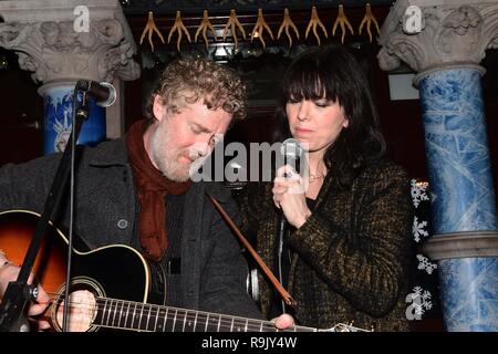 Dublin 2, Irlande. Le 24 décembre, 2018. Glen Hansard et Imelda May busk sur King Street Dublin 2 pour recueillir des fonds pour les sans-abri. Crédit : John Rooney/Pacific Press/Alamy Live News Banque D'Images