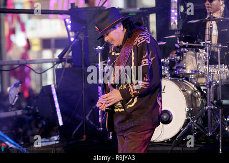NEW YORK, NY - 31 DÉCEMBRE : Carlos Santana réalise à nouveau de l'an 2012 à Times Square le 31 décembre 2011 à New York. (Photo par Steve Mack/S.D. Mack Photos) Banque D'Images