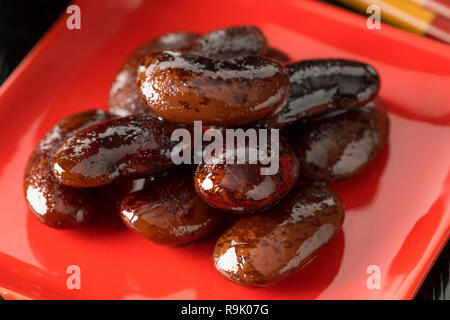 Grand scarlet runner beans dans Hanamame sirop, appelé au Japon, Close up Banque D'Images