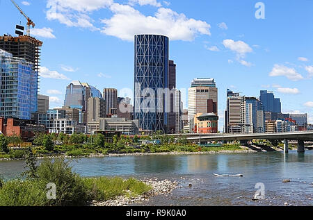 Les toits de la ville de Calgary et la rivière Bow Banque D'Images