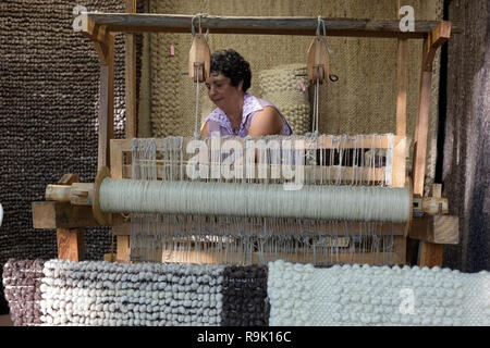 Vila do Conde, Portugal - 6 août 2014 : weaver traditionnel portugais travaillant avec un vieux métier à tisser en bois Banque D'Images