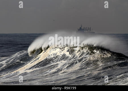 Vue détaillée d'une belle grosse vague s'écraser blanc dans un jour de tempête Banque D'Images