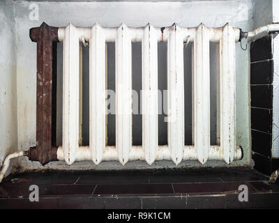 Ménage vieux radiateur de chauffage en fonte avec rusty fixe l'article à la maison Banque D'Images