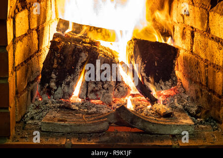 La combustion de bois de cheminée dans maison rurale close up Banque D'Images