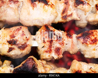 Kebab porc bâtonnets sont rôti sur la grille au dessus des charbons ardents, Close up Banque D'Images