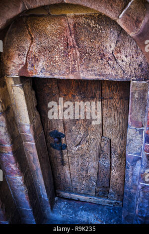 Porte en bois ancienne en pierre médiévale structure de l'église saint Adalbert à partir de la 11e siècle dans la vieille ville de Cracovie en Pologne, Europe Banque D'Images