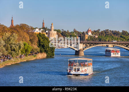 La ville de Séville en Espagne, les bateaux de croisière et le pont de Triana sur Guadalquivir Banque D'Images