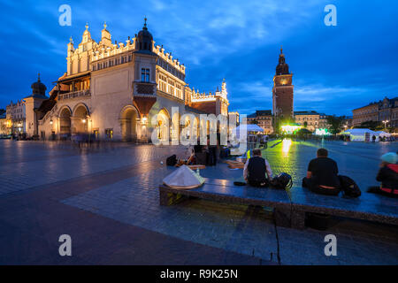 Ville de Cracovie en Pologne au crépuscule du soir, Place du marché dans la vieille ville, Halle aux Draps (Sukiennice) et Tour de ville Banque D'Images