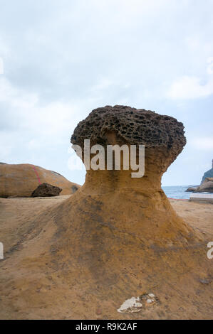 Formations géologiques uniques au géoparc de Yehliu à Taiwan lors d'une journée ensoleillée avec un ciel bleu avec quelques nuages Banque D'Images