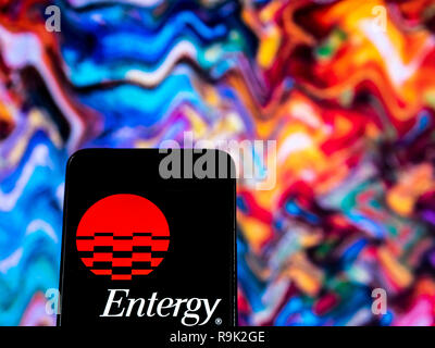 KIEV, UKRAINE - Dec 25, 2018 : le logo de la société Entergy vu affichée sur smart phone Banque D'Images