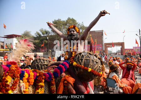 Allahabad, Inde. Dec 25, 2018. Des sadhus Naga Juna Akhara Panch Dashnam «Peshvai prendre part à", une procession religieuse sur les rives du fleuve Ganga, avant de Kumbh Mela 2019 à Allahabad : Crédit Prabhat Kumar Verma/Pacific Press/Alamy Live News Banque D'Images