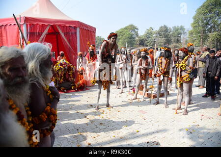 Allahabad, Inde. Dec 25, 2018. Des sadhus Naga Juna Akhara Panch Dashnam «Peshvai prendre part à", une procession religieuse sur les rives du fleuve Ganga, avant de Kumbh Mela 2019 à Allahabad : Crédit Prabhat Kumar Verma/Pacific Press/Alamy Live News Banque D'Images