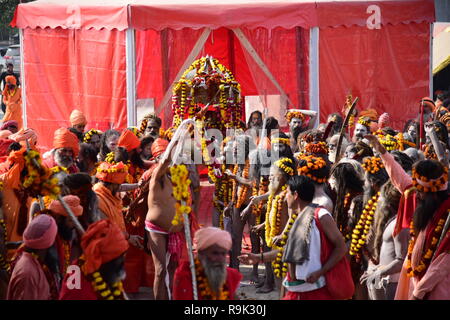 Allahabad, Inde. Dec 25, 2018. Des sadhus Naga Juna Akhara Panch Dashnam «Peshvai prendre part à", une procession religieuse sur les rives du fleuve Ganga, avant de Kumbh Mela 2019 à Allahabad : Crédit Prabhat Kumar Verma/Pacific Press/Alamy Live News Banque D'Images