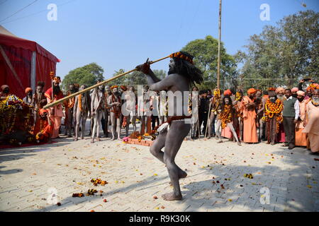 Allahabad, Inde. Dec 25, 2018. Des sadhus Naga Juna Akhara Panch Dashnam «Peshvai prendre part à", une procession religieuse sur les rives du fleuve Ganga, avant de Kumbh Mela 2019 à Allahabad : Crédit Prabhat Kumar Verma/Pacific Press/Alamy Live News Banque D'Images