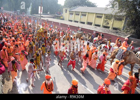 Allahabad, Inde. Dec 25, 2018. Des sadhus Naga Juna Akhara Panch Dashnam «Peshvai prendre part à", une procession religieuse sur les rives du fleuve Ganga, avant de Kumbh Mela 2019 à Allahabad : Crédit Prabhat Kumar Verma/Pacific Press/Alamy Live News Banque D'Images