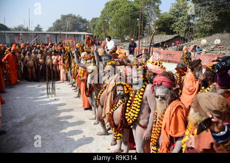 Allahabad, Inde. Dec 25, 2018. Des sadhus Naga Juna Akhara Panch Dashnam «Peshvai prendre part à", une procession religieuse sur les rives du fleuve Ganga, avant de Kumbh Mela 2019 à Allahabad : Crédit Prabhat Kumar Verma/Pacific Press/Alamy Live News Banque D'Images
