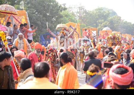 Allahabad, Inde. Dec 25, 2018. Des sadhus Naga Juna Akhara Panch Dashnam «Peshvai prendre part à", une procession religieuse sur les rives du fleuve Ganga, avant de Kumbh Mela 2019 à Allahabad : Crédit Prabhat Kumar Verma/Pacific Press/Alamy Live News Banque D'Images