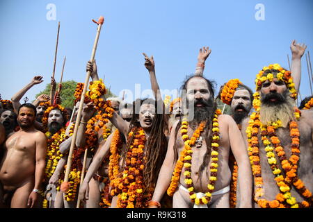 Allahabad, Inde. Dec 25, 2018. Des sadhus Naga Juna Akhara Panch Dashnam «Peshvai prendre part à", une procession religieuse sur les rives du fleuve Ganga, avant de Kumbh Mela 2019 à Allahabad : Crédit Prabhat Kumar Verma/Pacific Press/Alamy Live News Banque D'Images