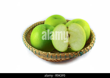 Isoler la pomme verte sur fond blanc / vert sur le panier de fruits frais Banque D'Images