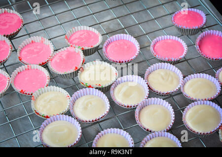 Gâteau à la farine de riz moelleux brutes pour noyer / blanc et rose doux de dessert gâteau de farine Banque D'Images