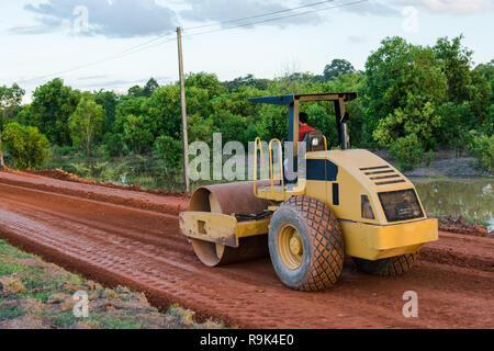 Rouleau compresseur rouleau ou rouleau vibrant machine fonctionnelle sur la construction de routes de l'emplacement de nouvelle route. Banque D'Images