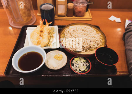 Soba et Tempura situé dans le restaurant japonais sur table en bois Banque D'Images