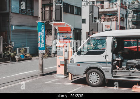 Un van stationnement sur un compteur automatique de stationnement à Tokyo, Japon Banque D'Images