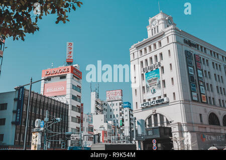 Département Ekimise situé à Asakusa, Tokyo avec construit dans la station de métro. Banque D'Images