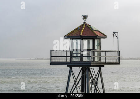 Une tour de garde à l'ancienne prison sur l'île d'Alcatraz à San Francisco, California USA Harbour Banque D'Images