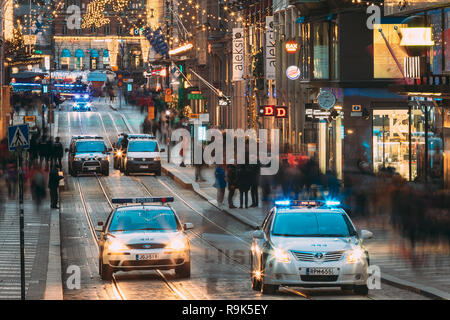 Helsinki, Finlande - décembre 6, 2016 : La police d'assurer la sécurité sur la rue Aleksanterinkatu. Illuminations de fête de rue Aleksanterinkatu Vue pendant Banque D'Images