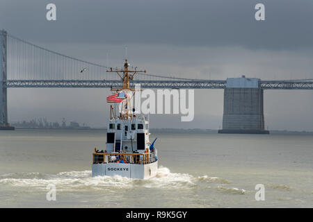 États-unis aux États-Unis, le navire de la garde côtière patrouillant dans la baie de San Francisco, en direction de l'Oakland Bay Bridge Banque D'Images