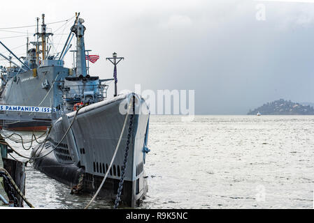 Le sous-marin USS Pampanito dans l'avant-plan et à l'arrière de l'USS Liberty Ship Jeremiah O'Brien à la fois amarré dans le port de San Francisco Fisherman's Wharf Banque D'Images