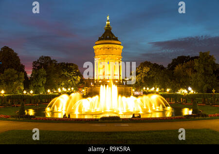 Jeux d'eau, fontaines, au tour de l'eau, Friedrichsplatz, Mannheim, Bade-WŸrttemberg, Allemagne, de nuit, l'éclairage, Banque D'Images