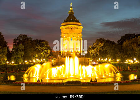 Jeux d'eau, fontaines, au tour de l'eau, Friedrichsplatz, Mannheim, Bade-WŸrttemberg, Allemagne, de nuit, l'éclairage, Banque D'Images