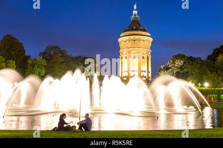 Jeux d'eau, fontaines, au tour de l'eau, Friedrichsplatz, Mannheim, Bade-WŸrttemberg, Allemagne, de nuit, l'éclairage, Banque D'Images