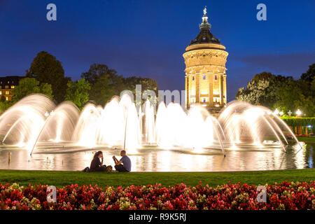 Jeux d'eau, fontaines, au tour de l'eau, Friedrichsplatz, Mannheim, Bade-WŸrttemberg, Allemagne, de nuit, l'éclairage, Banque D'Images