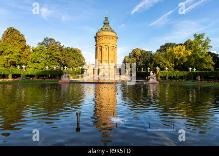 Wasserspiele am Friedrichsplatz, Wasserturm, an der Augustanlage, Mannheim, Bade-Wurtemberg, Banque D'Images