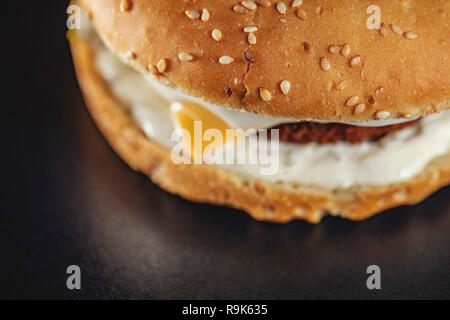 Fish burger close up isolées sur fond noir Banque D'Images