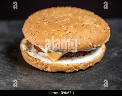 Fish burger close up sur plaque de pierre grise Banque D'Images