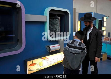 Un garçon juif religieux en interaction avec expositions interactives à l'intérieur de Bloomfield Science Museum principalement destiné aux enfants avec beaucoup d'activités pratiques en sciences, situé dans le quartier de Givat Ram Israël Jérusalem Ouest Banque D'Images