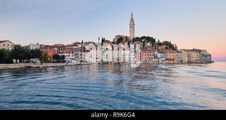 Vue sur la ville de Rovinj en Croatie. Lumière du lever du soleil sur la vieille ville qui se reflète dans le port. Banque D'Images
