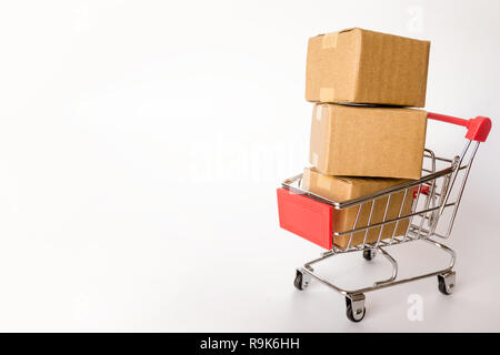 Shopping concept : cartons ou dans des boîtes en papier rouge panier sur fond blanc. magasinage en ligne les consommateurs peuvent acheter de maison et le service de livraison. Banque D'Images