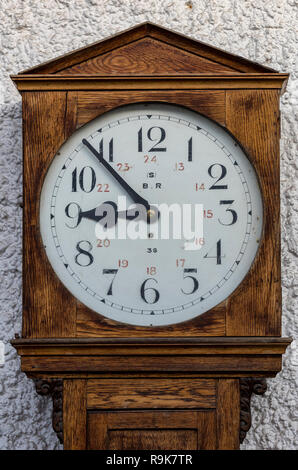 une grande horloge ferroviaire de la gare en bois dans la salle d'attente de la jetée de ryde se dirige sur l'île de wight. Banque D'Images